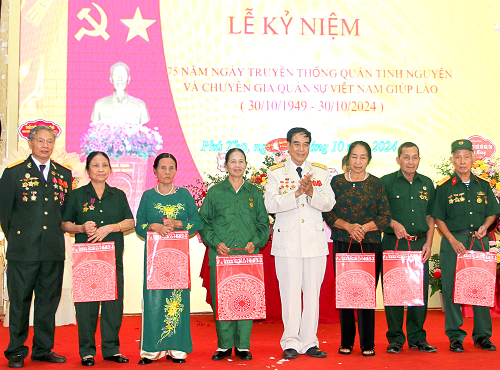 75e anniversaire de la Journée traditionnelle des soldats volontaires et des experts militaires vietnamiens aidant le Laos