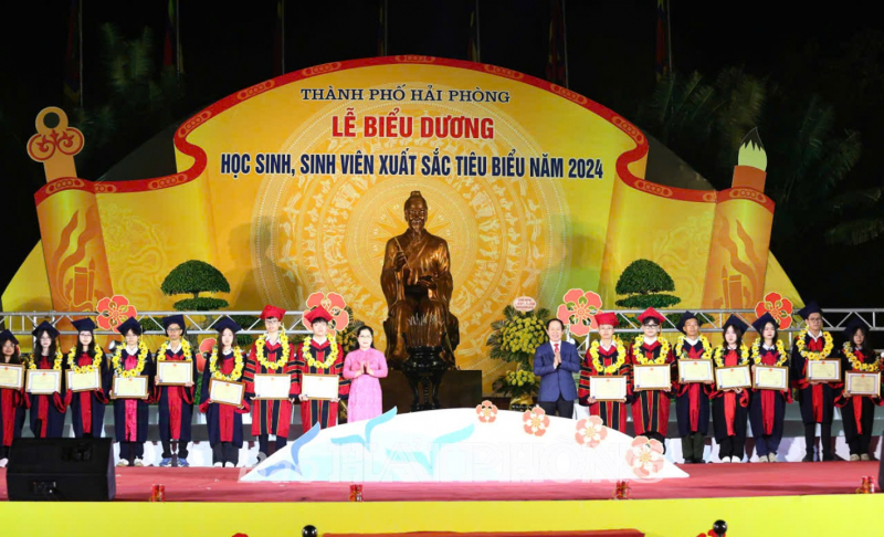 Hai Phong honors 139 outstanding students in 2024 -0