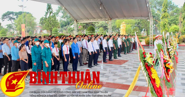 Cérémonie de hommage aux martyrs héroïques et au Président Ho Chi Minh à l'occasion du 76e anniversaire de la Journée des Invalides de Guerre