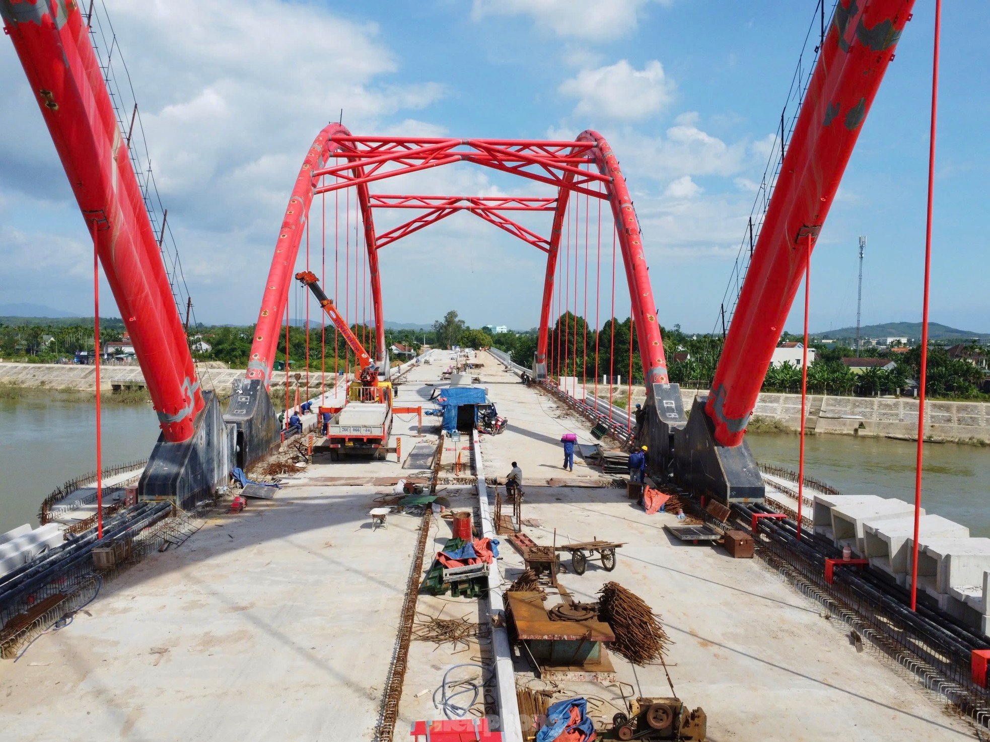 El primer puente de arco de acero en Quang Ngai está listo para abrir al tráfico a finales de año, foto 10