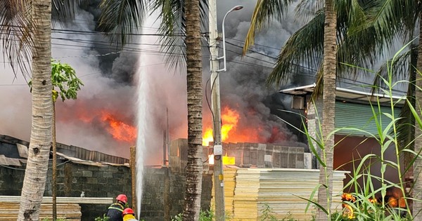 Feuer verschlingt über 1.000 m2 große Schaumfabrik in Ho-Chi-Minh-Stadt