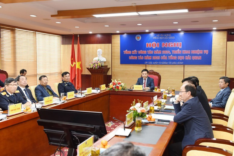 The General Department of Customs held an online conference to review the work in 2024 and deploy tasks in 2025 with the participation of leaders of the Ministry of Finance - Photo: VGP/HT
