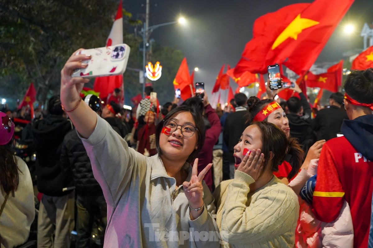 Menschenmassen stürmen um das Viet-Tri-Stadion, um den Sieg Vietnams über Thailand zu feiern. Foto 11