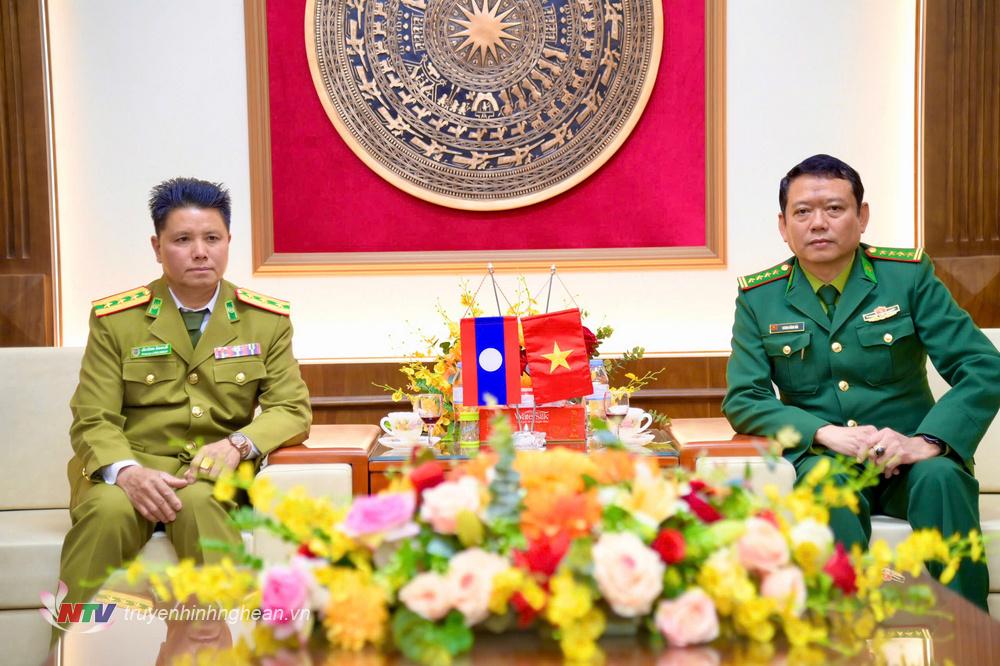 Colonel Phetnoy Lorlonesy, Deputy Director of Hua Phan Provincial Police, Lao PDR, discussed and informed about the situation with Colonel Duong Hong Hai, Deputy Commander of Nghe An Border Guard.