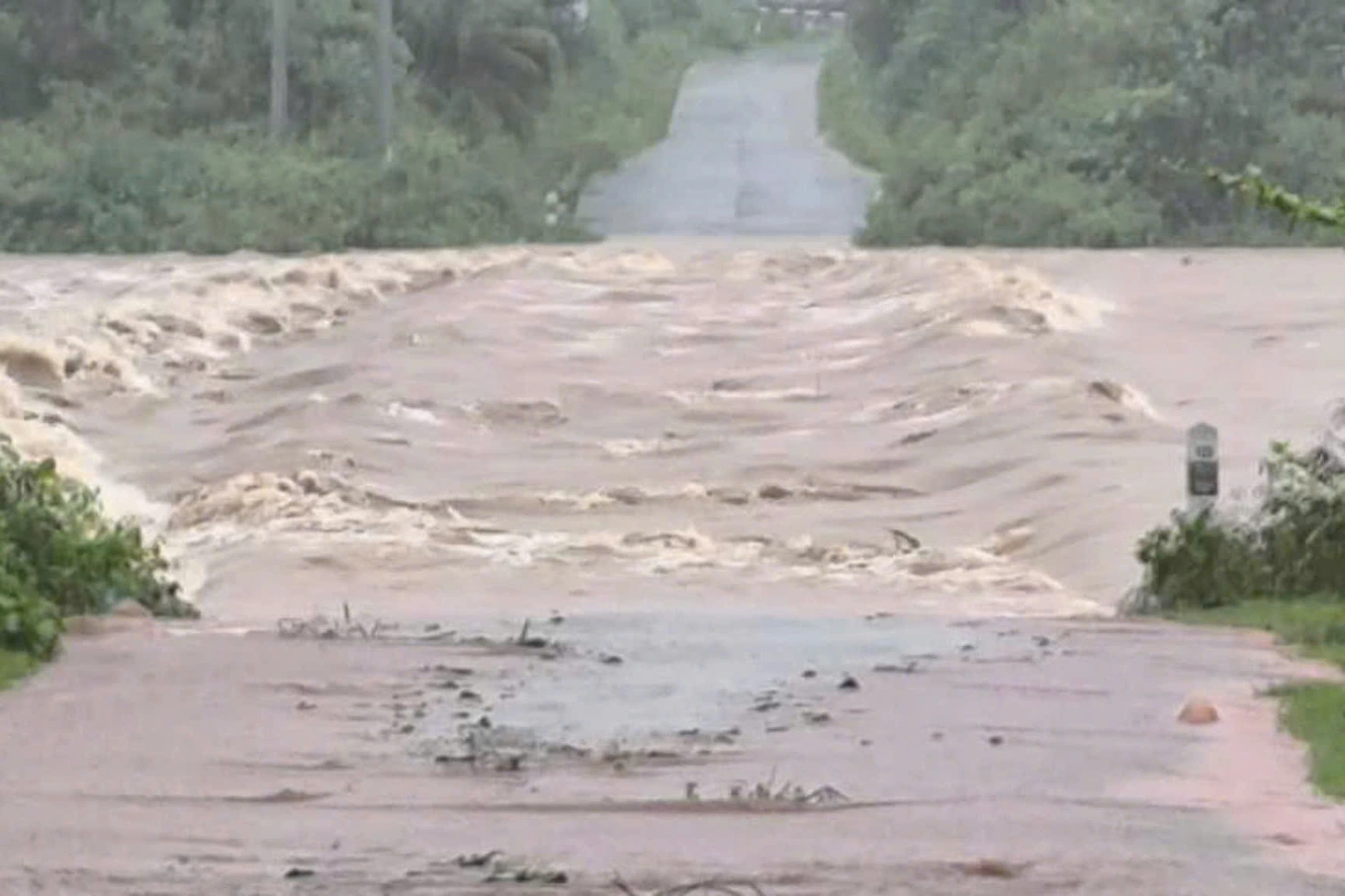 (En direct) La tempête n°6 provoque de fortes pluies, inondant de nombreuses routes et ponceaux à Quang Tri