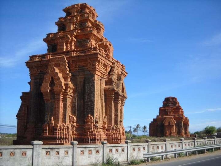 Das einzigartige Merkmal der Hoa Lai-Turmgruppe ist der äußerst raffinierte Dekorationsstil mit dekorativen Linien an der Außenseite des Turms.