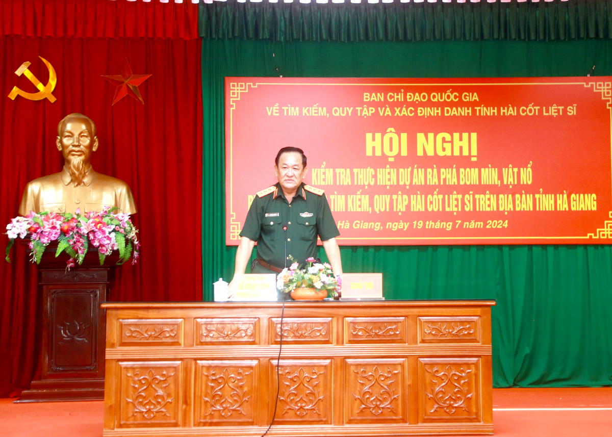 ឧត្តមសេនីយទោ Vo Minh Luong ថ្លែងសុន្ទរកថាក្នុងសន្និសីទ។