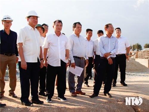 El camarada Tran Quoc Nam, subsecretario del Comité Provincial del Partido y presidente del Comité Popular Provincial, visitó el proyecto de la Nueva Área Urbana de la Presa Ca Na.