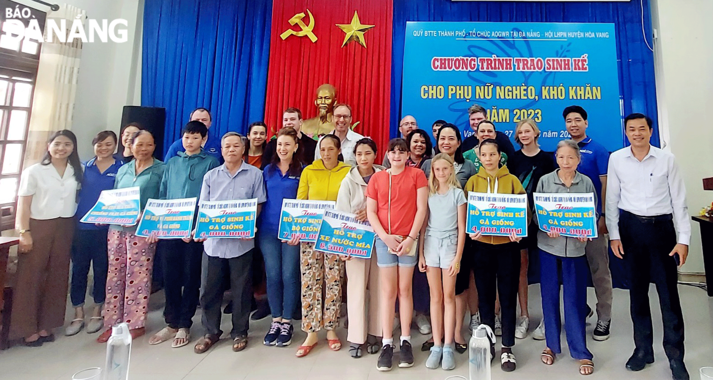 សម្ព័ន្ធ​នារី​ស្រុក Hoa Vang រៀបចំ​កម្មវិធី​ផ្គត់ផ្គង់​ជីវភាព​ដល់​សមាជិក​ស្ត្រី​ជួប​ការលំបាក។ រូបថត៖ H.V