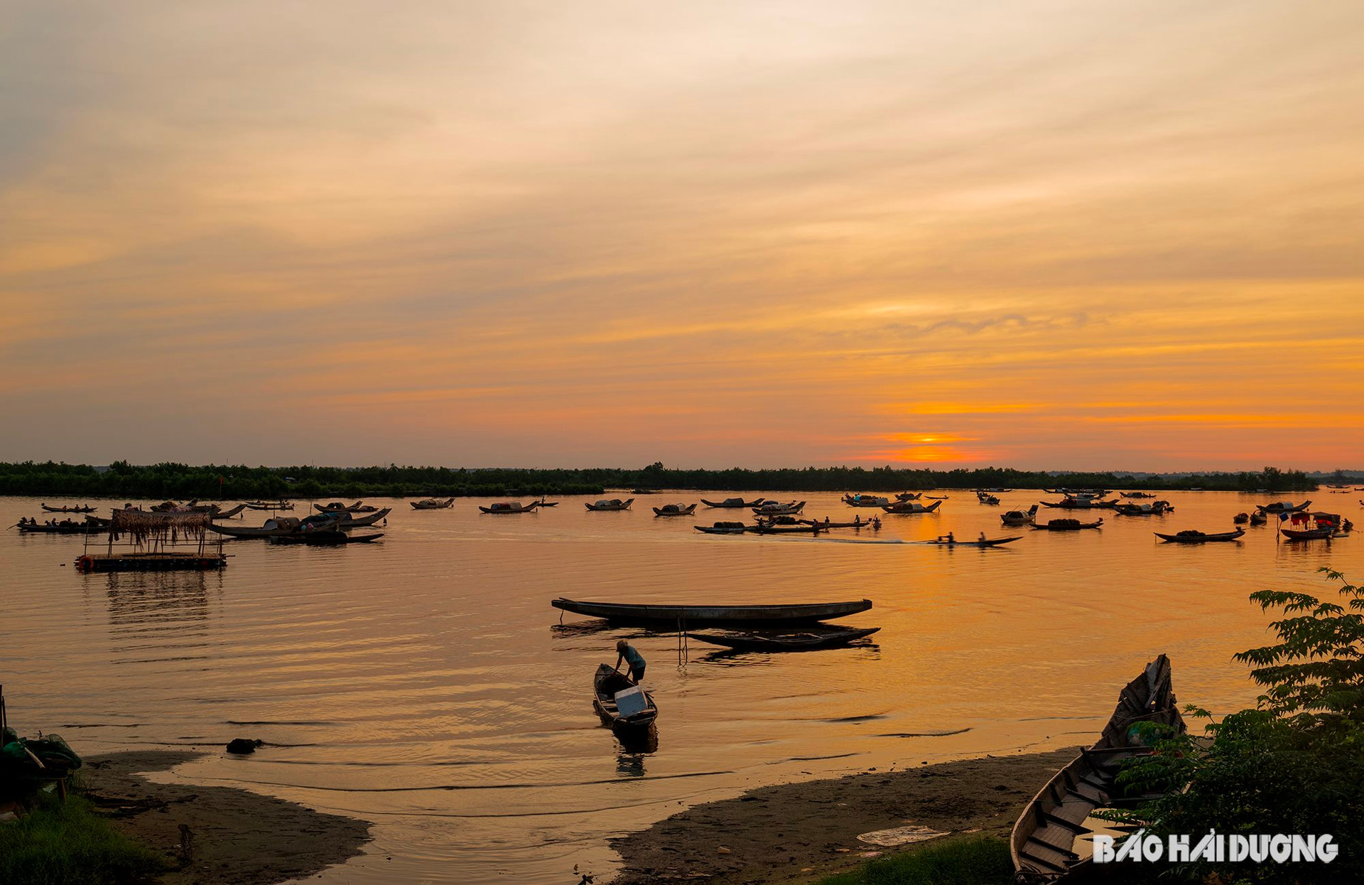 Escena de la laguna de Quang Loi cuando brilla el sol.