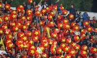 Überall am Himmel wehten Fahnen, Fans färbten das Viet Tri-Stadion rot, um die vietnamesische Mannschaft vor Spielbeginn anzufeuern