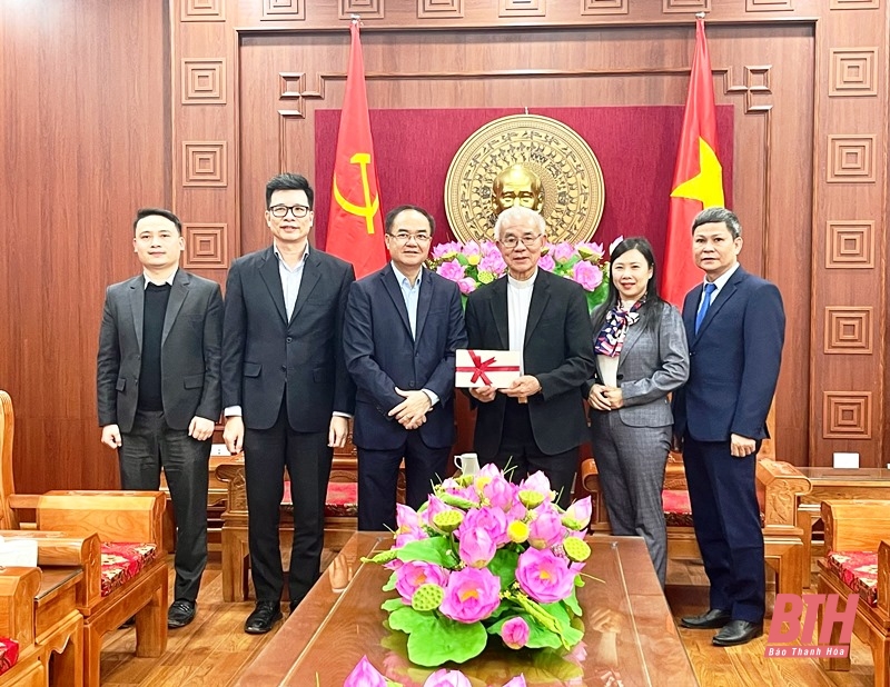 내무부 차관 Vu Chien Thang, Tran Xuan Manh 신부의 크리스마스 축하 인사