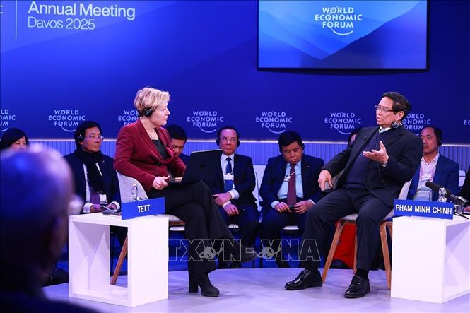 El primer ministro Pham Minh Chinh mantiene un diálogo político especial en el Foro Económico Mundial de Davos