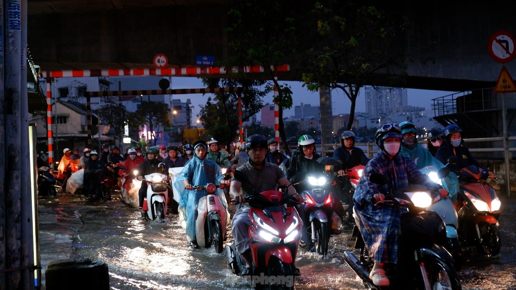 Embouteillages et routes inondées à Ho Chi Minh-Ville après des pluies inhabituelles combinées à une marée haute le 15e jour du 12e mois lunaire, photo 5