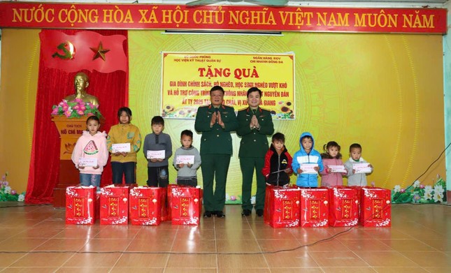 Mang Tết ấm, Xuân vui đến với học sinh nghèo vượt khó tại Hà Giang ảnh 1