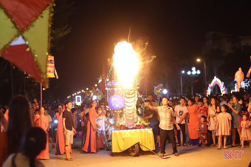 Tưng bừng lễ hội “Thành Sen rước đèn Trung thu”