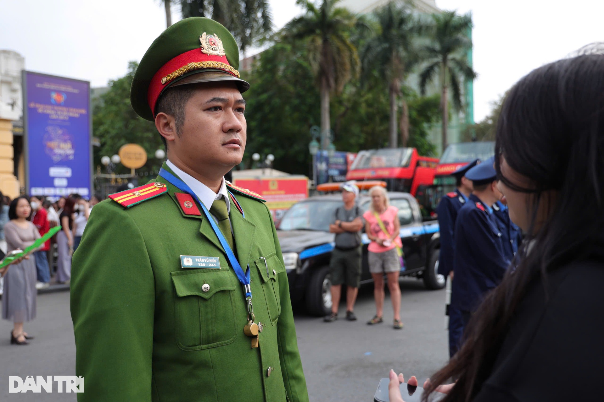 Hà Nội: Người hâm mộ vượt gần 100km, chờ 8 tiếng để đón dàn Anh trai - 12