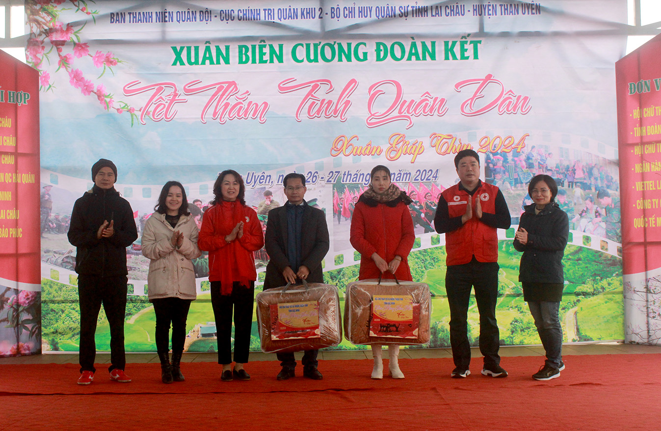 Đại diện Hội chữ thập đỏ tỉnh Bắc Ninh và nhóm Thiện tâm tỉnh Bắc Ninh tặng quà cho các đơn vị trường trên địa bàn xã Tà Mung.