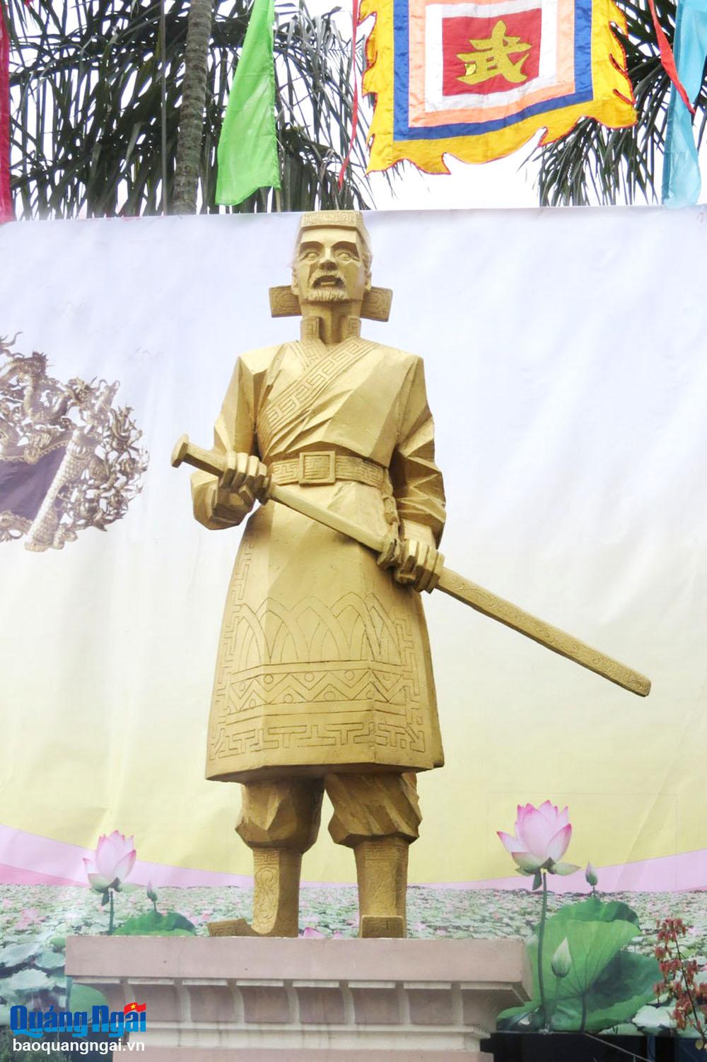 Pho tượng Hộ đốc Gia Định thành Võ Duy Ninh do ông Võ Duy Chúc thực hiện.
