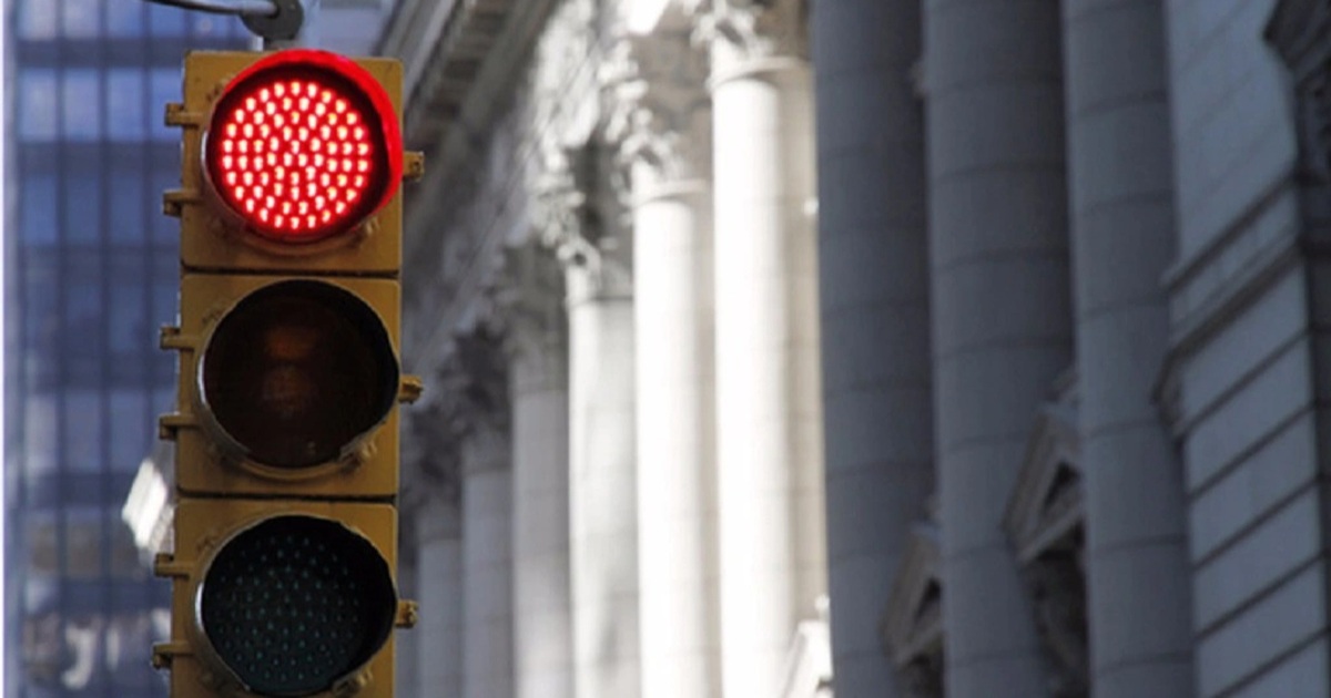 Young man adjusts traffic lights to only show red in HCMC