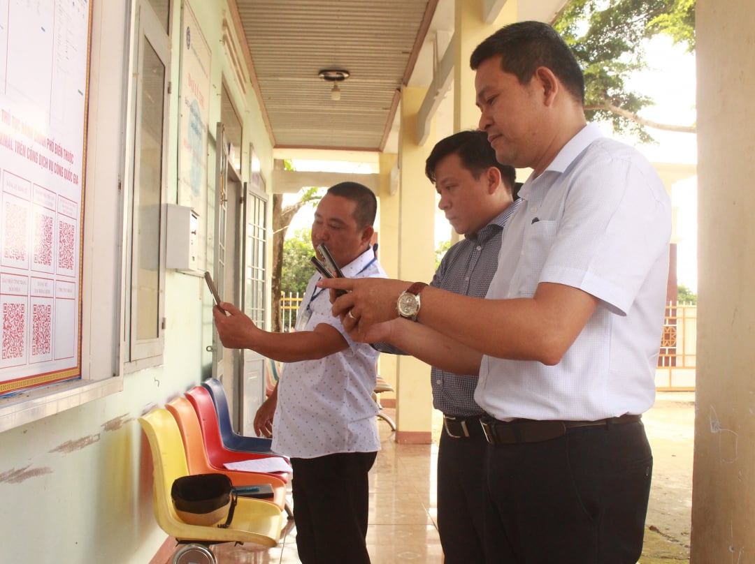 Members of the Inspection Team compare and verify the public disclosure of administrative procedures at the Reception and Results Department of Dur Kmal commune.