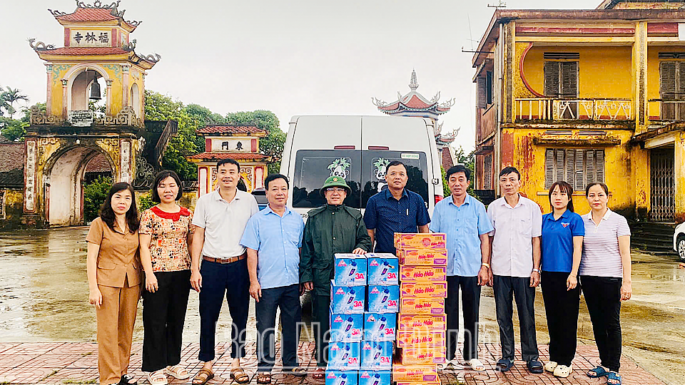 Veteranen des Bezirks Ý Yên spenden der vom Sturm Nr. 3 (Yagi) betroffenen Gemeinde Yên Khang lebensnotwendige Güter.  