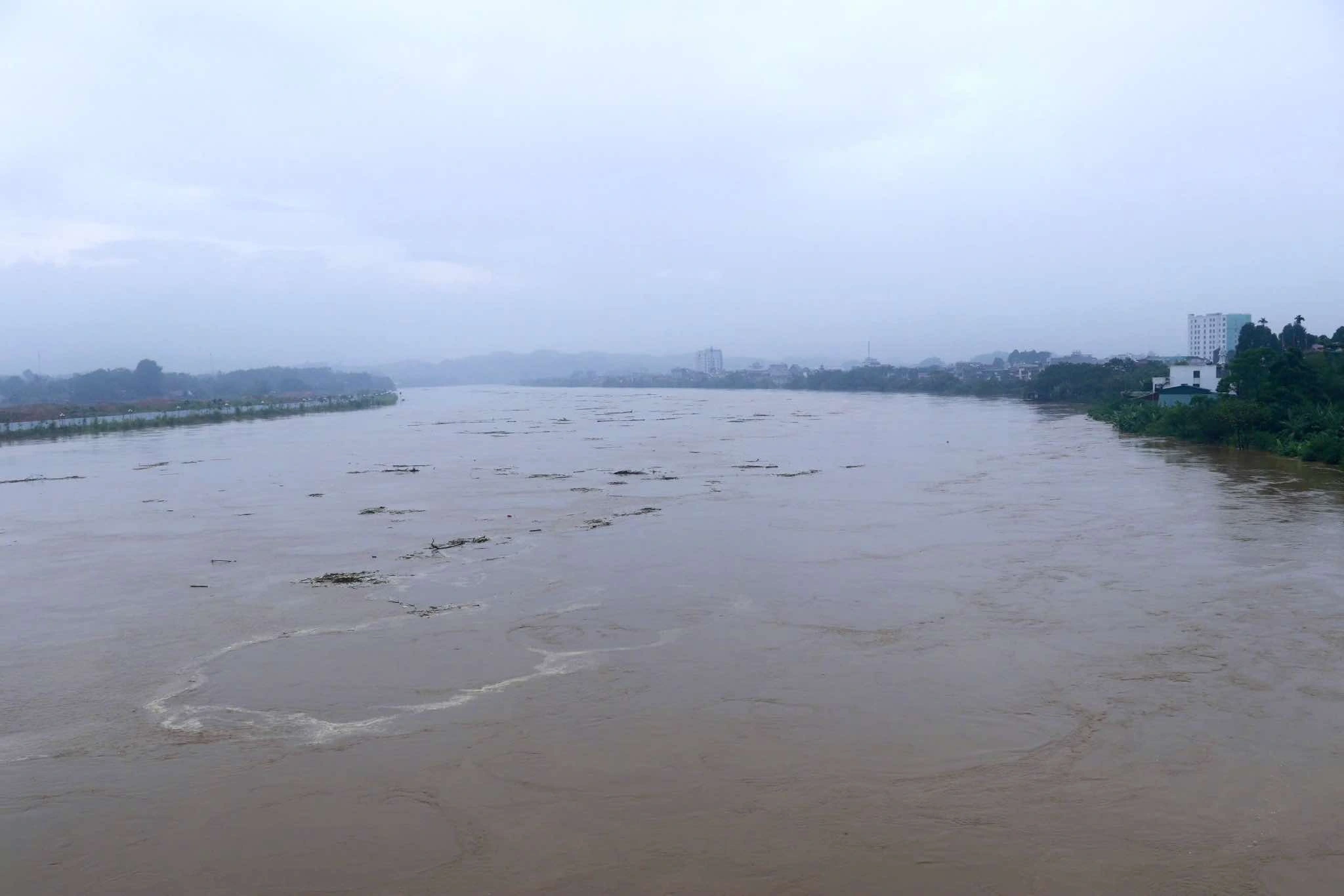 Hochwasser am Roten Fluss wird historischen Höchststand überschreiten, Hanoi droht Überschwemmung innerstädtischer Bezirke