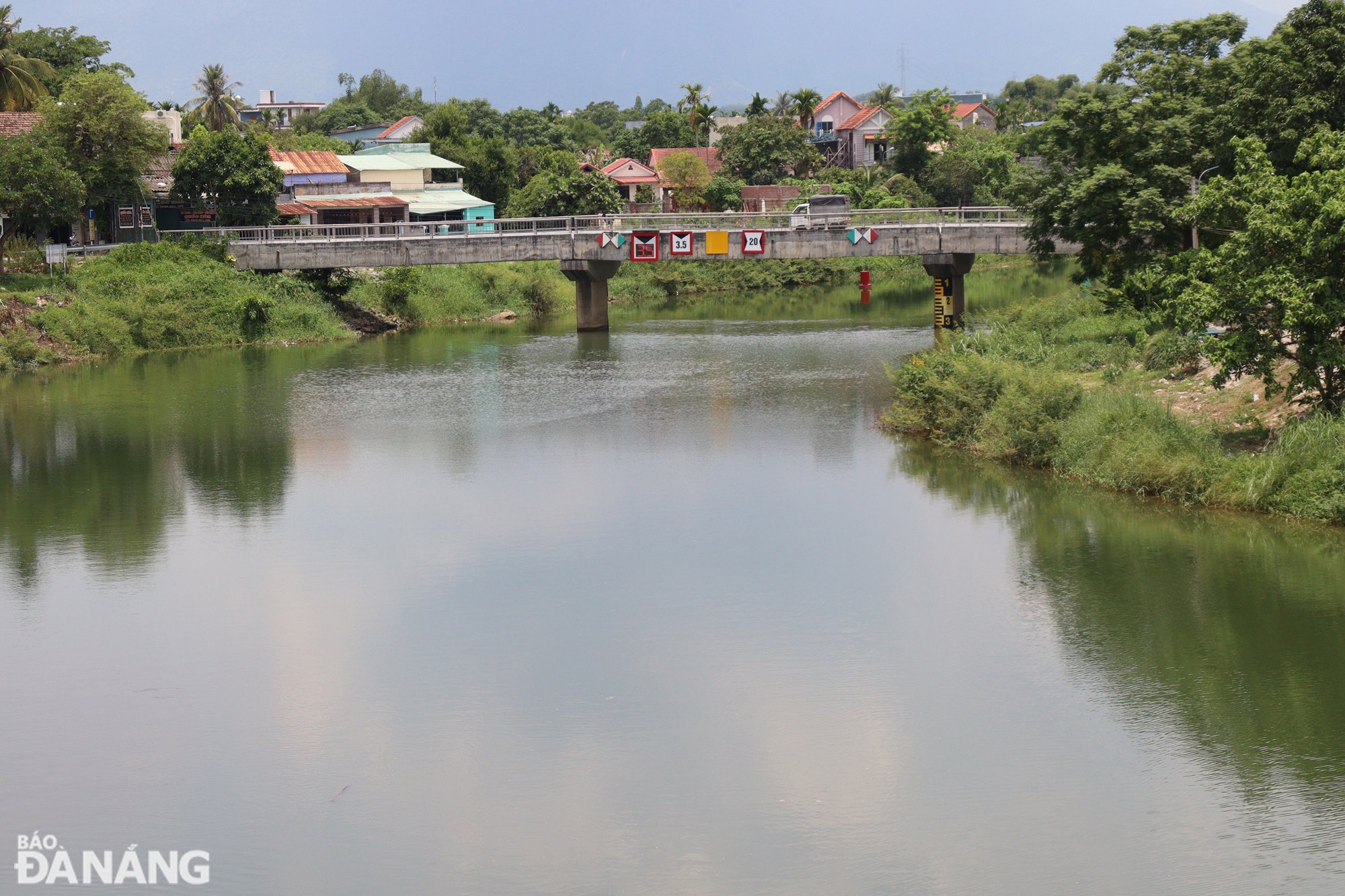 Le sel a pénétré profondément dans la rivière Tuy Loan. Photo: HOANG HIEP