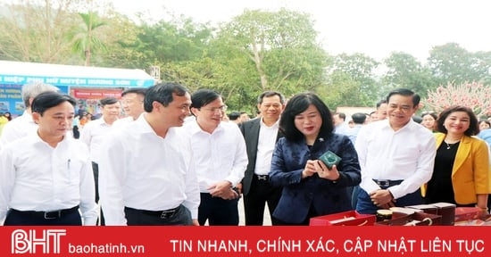 Bộ trưởng Bộ Y tế tham quan gian hàng giới thiệu sản phẩm OCOP Hà Tĩnh