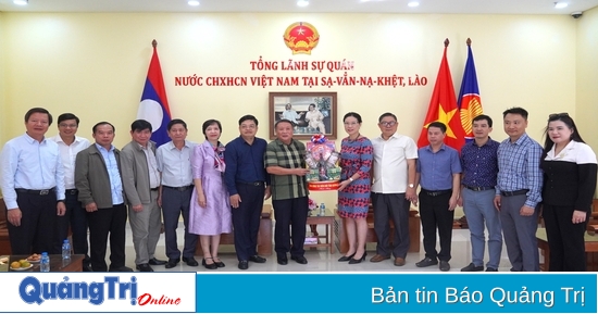 El presidente interino del Comité Popular Provincial, Ha Sy Dong, visitó el Consulado General de Vietnam en la provincia de Savannakhet