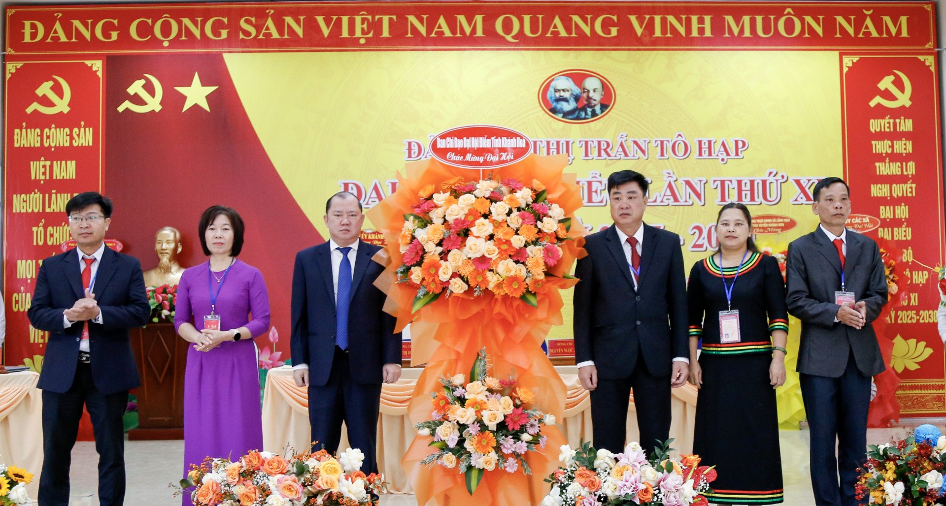 Ông Nguyễn Anh Tuấn (thứ 3 từ trái sang) tặng hoa chúc mừng đại hội