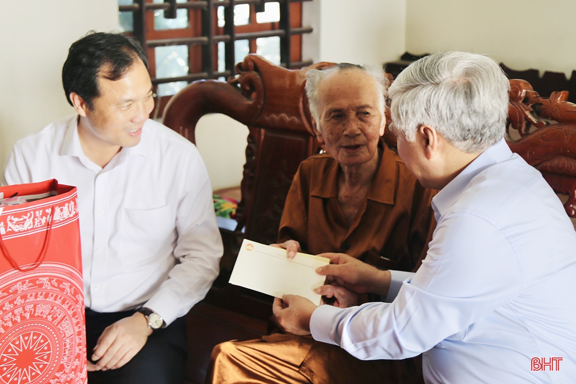 Chairman of the Central Committee of the Vietnam Fatherland Front visited and presented gifts to the elderly in Ha Tinh