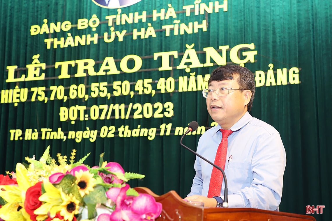 Provincial leaders award Party badges to party members in Ha Tinh city