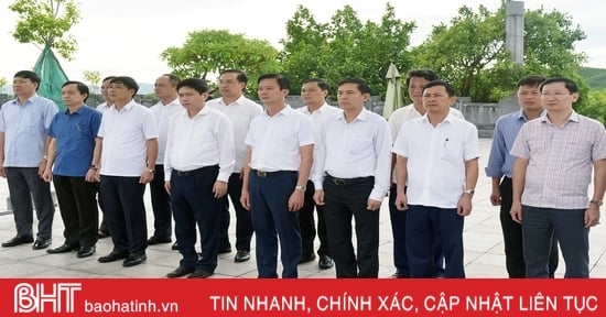 Delegation der Provinz Ha Nam bietet an einigen roten Adressen in Ha Tinh Weihrauch an