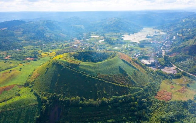 'Breaking into' the most magnificent volcanic cave in Southeast Asia in Dak Nong