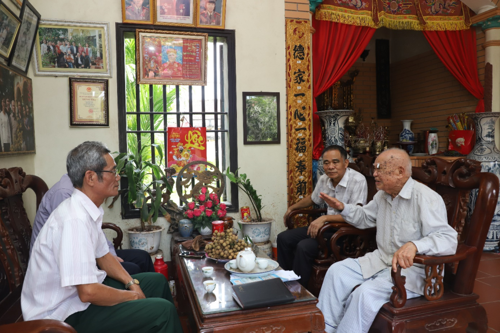 Mr. Quach Dac Bon in Long Cau village, Doan Dao commune (Phu Cu) talks about the boiling atmosphere of the August Revolution in 1945.