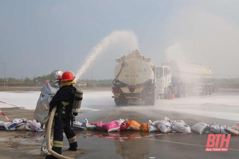 Exercice de lutte contre les incendies et de sauvetage à la raffinerie de Nghi Son