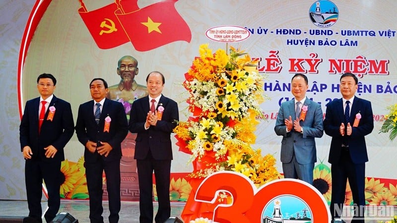 Leaders of Lam Dong Provincial Party Committee and People's Committee congratulated the 30th anniversary of the establishment of Bao Lam district (1994-2024).