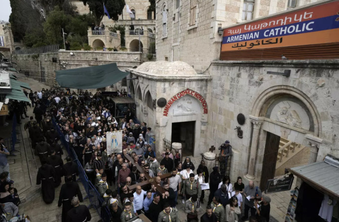 Gläubige, überwiegend Einheimische, nehmen am 29. März an einer Prozession entlang des Kreuzwegs in Jerusalem teil. Dieses Jahr nahm nur eine kleine Gruppe an der Prozession teil. Foto: AP