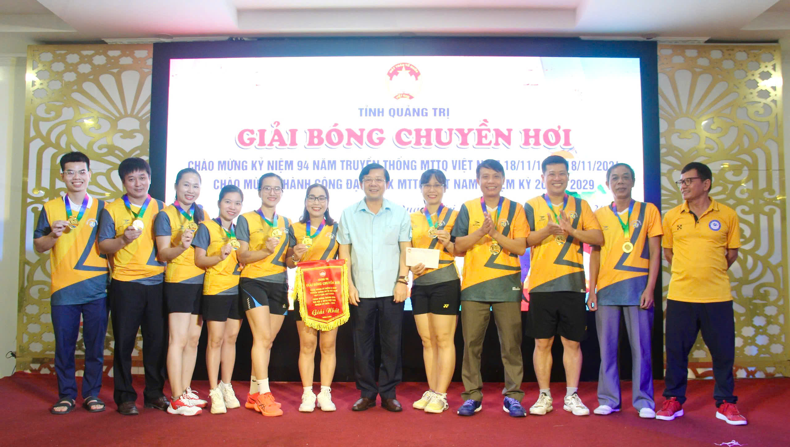 Abschlusszeremonie des Volleyballturniers anlässlich des 94. Jahrestages des Traditionellen Tages der Vietnamesischen Vaterländischen Front