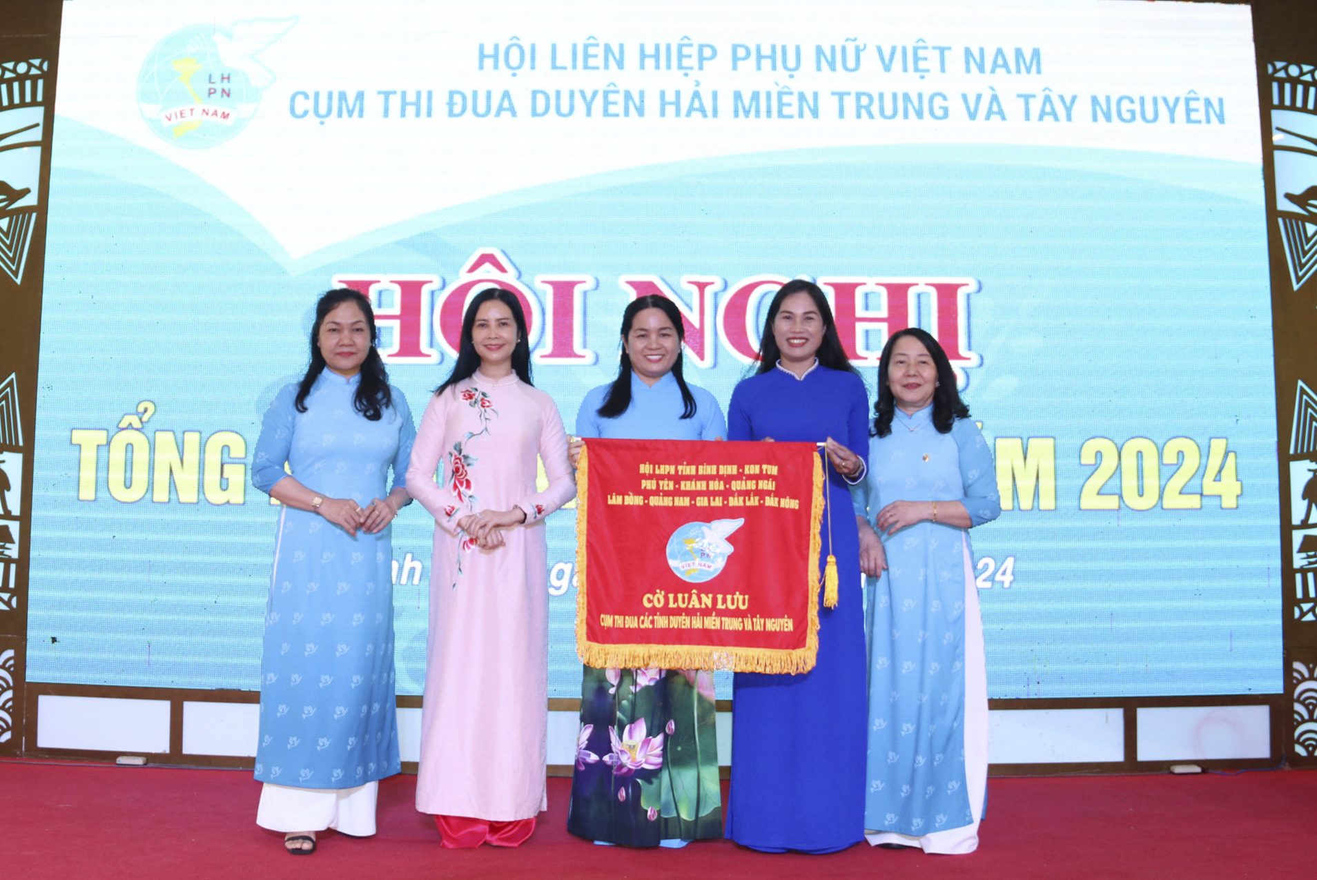 ส่งมอบธงจำลองให้สหภาพสตรีจังหวัดดั๊กนงเป็นหัวหน้าคลัสเตอร์ในปี ๒๕๖๘