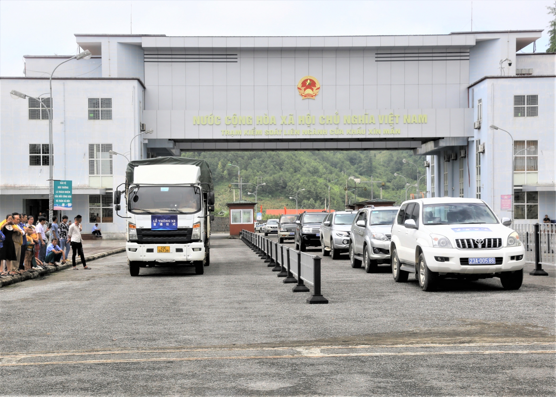 The first trucks cleared customs after the ceremony.