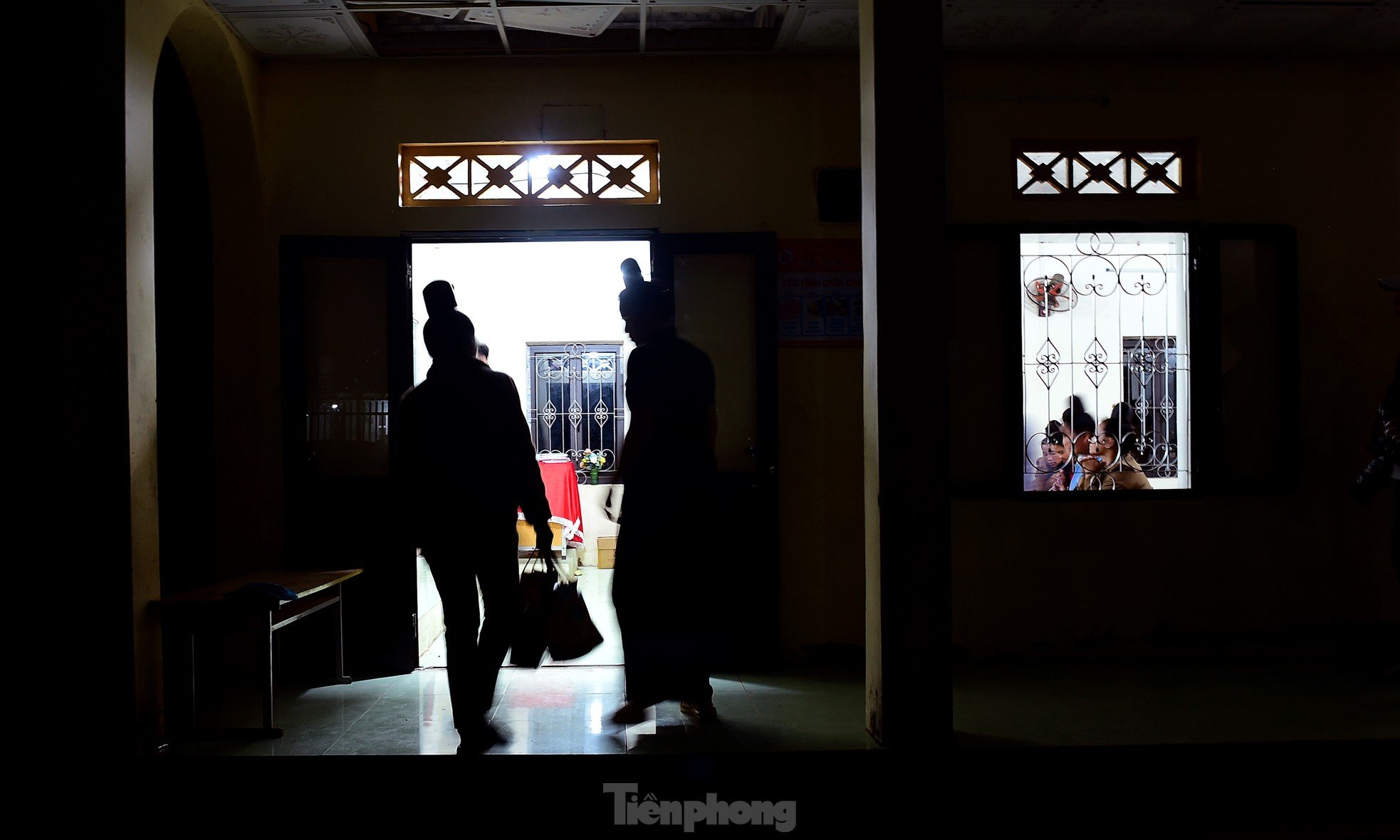 Licht aus dem Klassenzimmer des „grünen Uniformlehrers“ in der Grenzregion, Foto 2