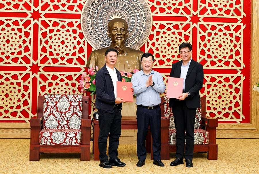 El secretario del Comité Provincial del Partido y presidente del Comité Popular de la provincia de Nghe An, Nguyen Duc Trung, otorgó la licencia de inversión a Luxshare Group.