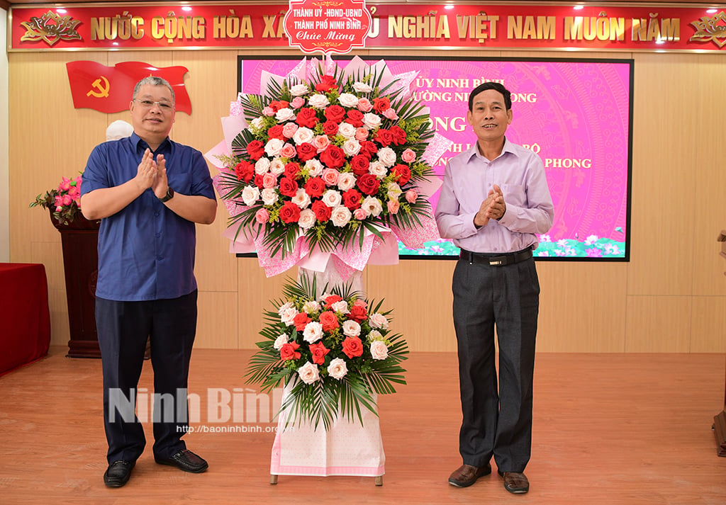 Bekanntgabe der Entscheidung zur Gründung der Parteizelle der Yen Phong Agricultural Service Cooperative