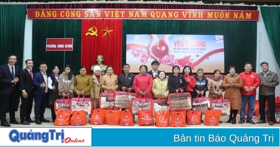 The Provincial Red Cross Association coordinated to present 50 gifts to people in Dong Ha City.