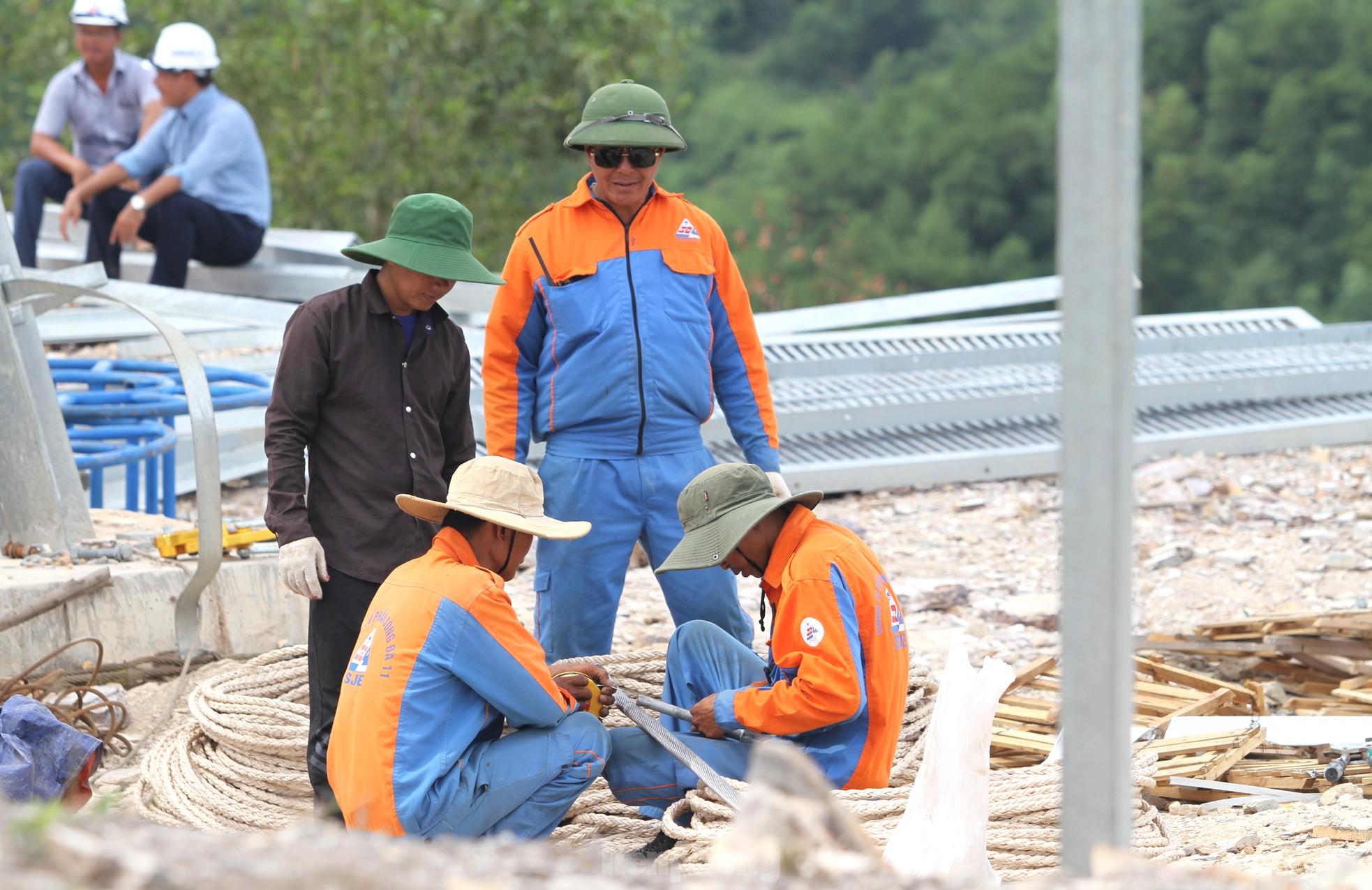 Los últimos días en el sitio de construcción de la línea de 500kV circuito 3 en Nghe An foto 7