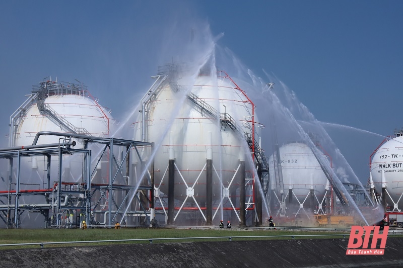 Exercice de lutte contre les incendies et de sauvetage à la raffinerie et à l'usine pétrochimique de Nghi Son