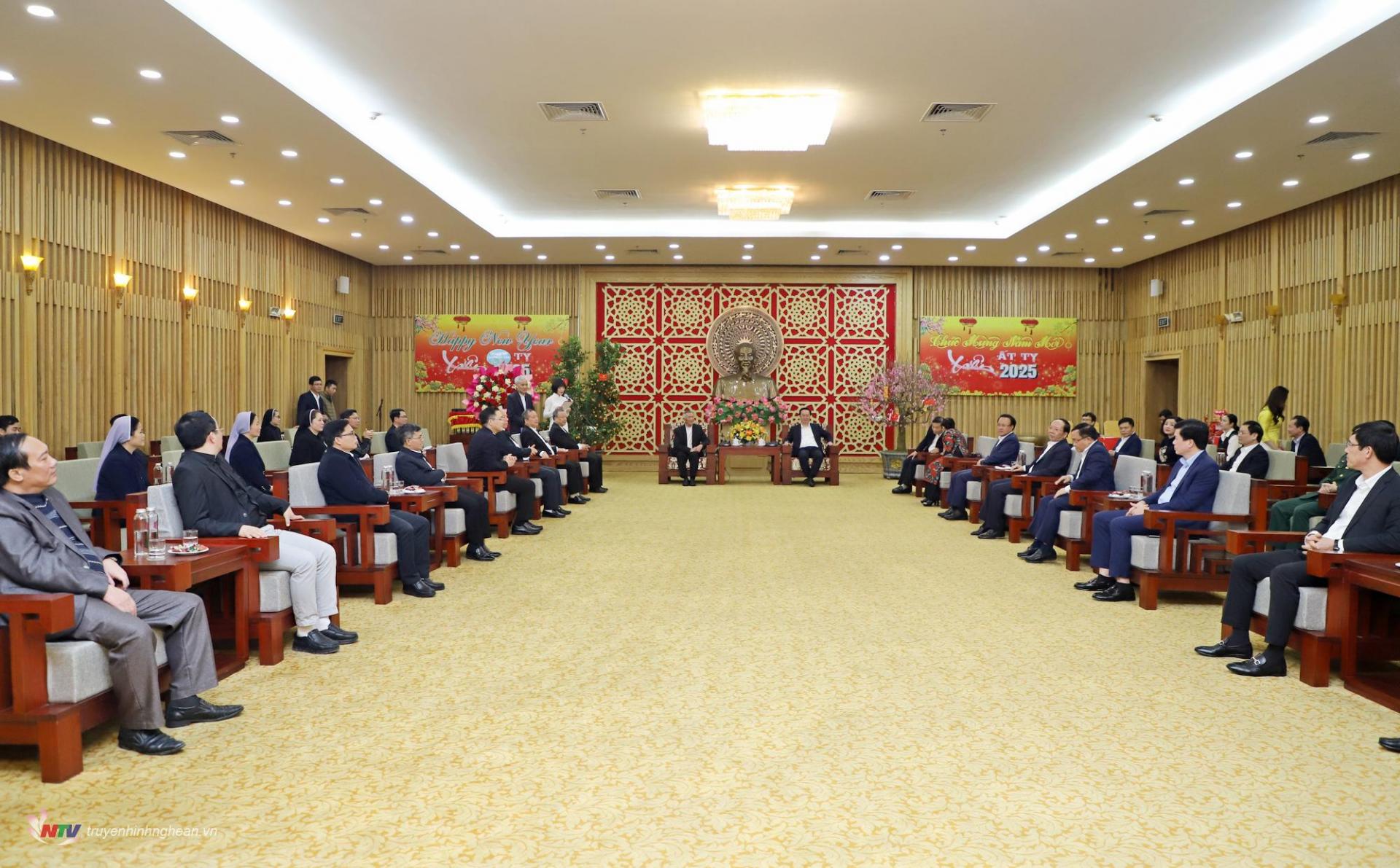 Eine Delegation des Bischofsbüros der Diözese Vinh besuchte das Provinzparteikomitee, den Volksrat, das Volkskomitee und das Komitee der Vietnamesischen Vaterländischen Front der Provinz Nghe An und übermittelte ihnen Neujahrsgrüße.