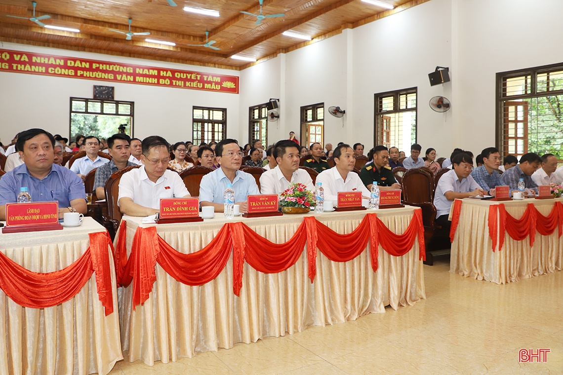 Los votantes de la ciudad de Ha Tinh presentaron peticiones sobre muchos temas relacionados con la vida de las personas.